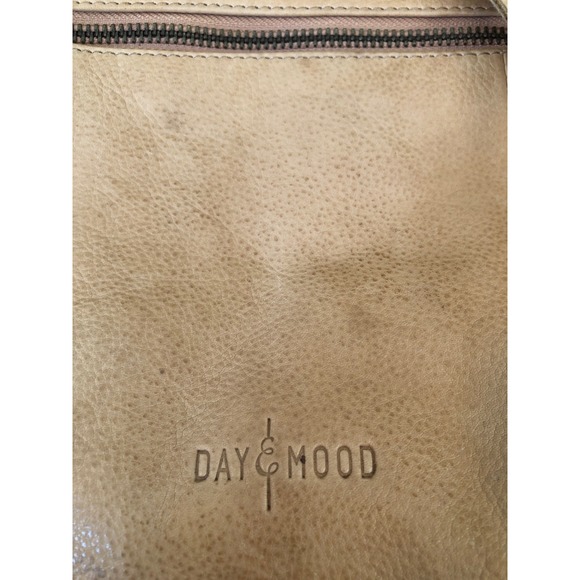 Anthropologie Day & Mood
Tan soft Leather Crossbody Bag Messenger multi-pocket - Picture 3 of 16